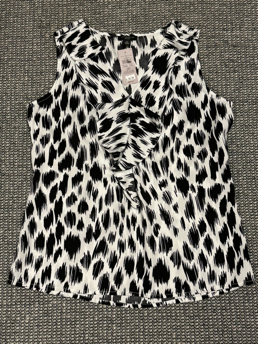🆕 Ann Taylor Black & White Ruffle V-Neck Sleeveless Camisole